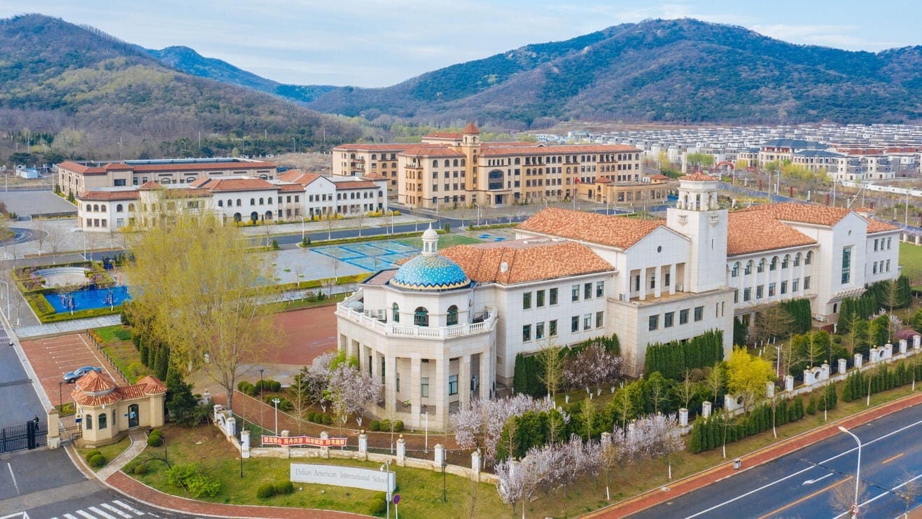 校园环境 | 大连华美学校 - 01 - Level 2 Page Header With Key Facts