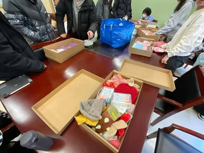 donations to the children at the Dalian Welfare Institute